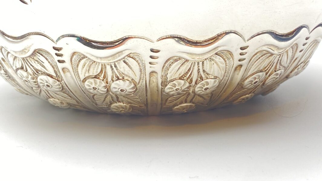 GRANDE CIOTOLA IN ARGENTO SBALZATO, INCISO E CESELLATO. LONDRA 1893 - immagine 10