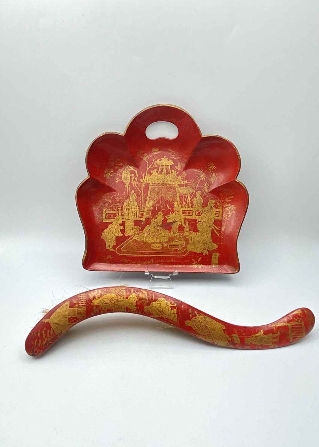 ANTICO SET RACCOGLI BRICIOLE IN PAPIER MACHÉ ROSSO CHINOISE. FRANCIA, NAPOLEONE III