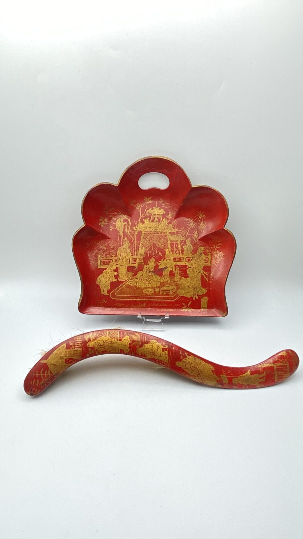 ANTICO SET RACCOGLI BRICIOLE IN PAPIER MACHÉ ROSSO CHINOISE. FRANCIA, NAPOLEONE III