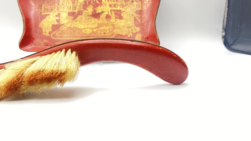 ANTICO SET RACCOGLI BRICIOLE IN PAPIER MACHÉ ROSSO CHINOISE. FRANCIA, NAPOLEONE III - immagine 12