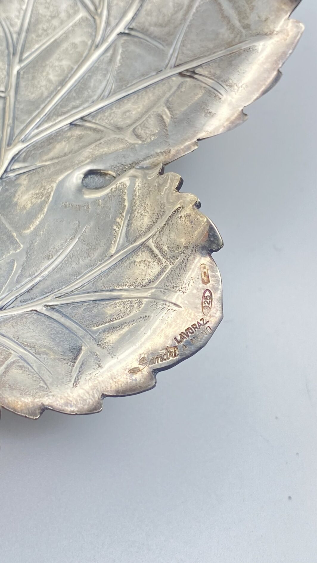 GRANDE SALVER VINTAGE ANNI ‘80 IN ARGENTO 925 LAVORATO A MANO, FIRMATO SANDRI. - immagine 6