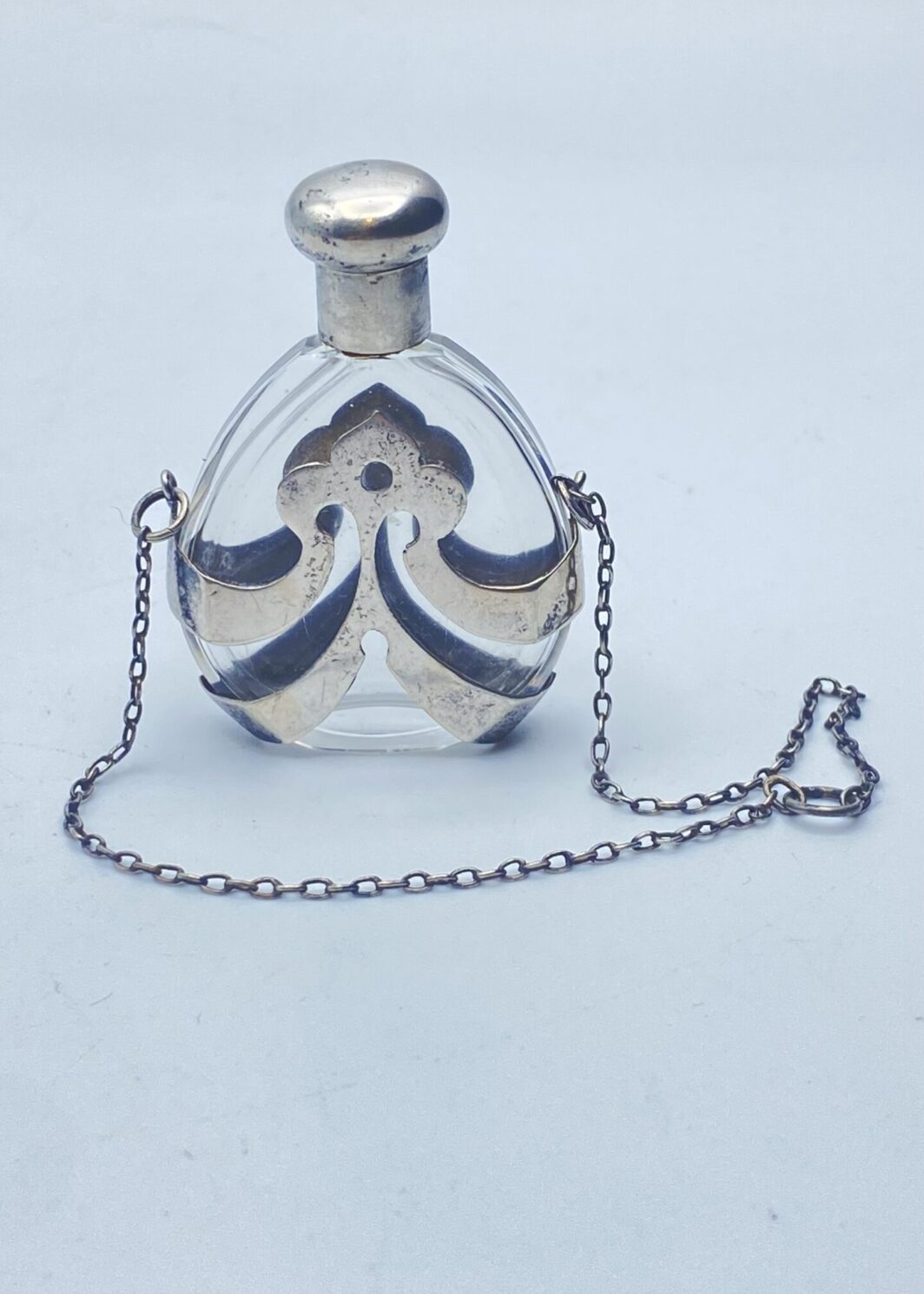 PORTAPROFUMO CON CATENINA, IN ARGENTO E CRISTALLO. ART NOUVEAU, FINE ‘800/PRIMI ‘900