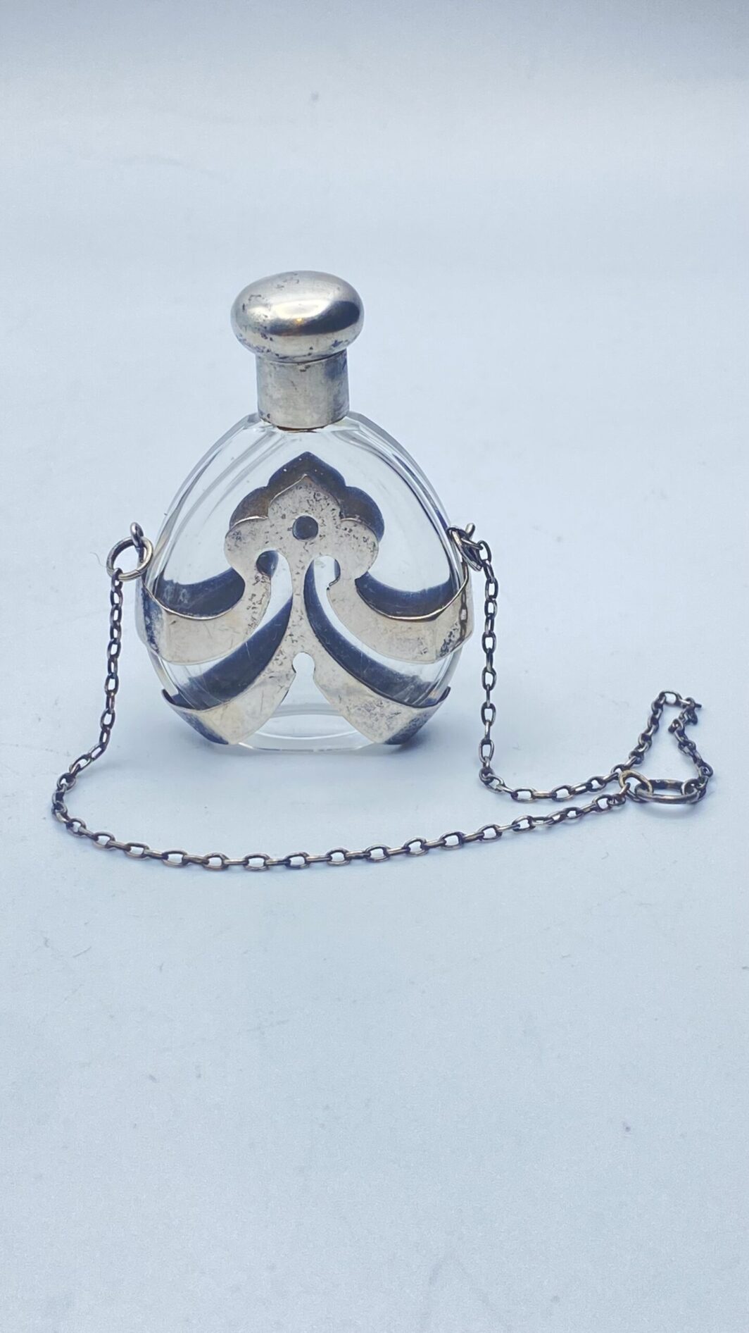 PORTAPROFUMO CON CATENINA, IN ARGENTO E CRISTALLO. ART NOUVEAU, FINE ‘800/PRIMI ‘900