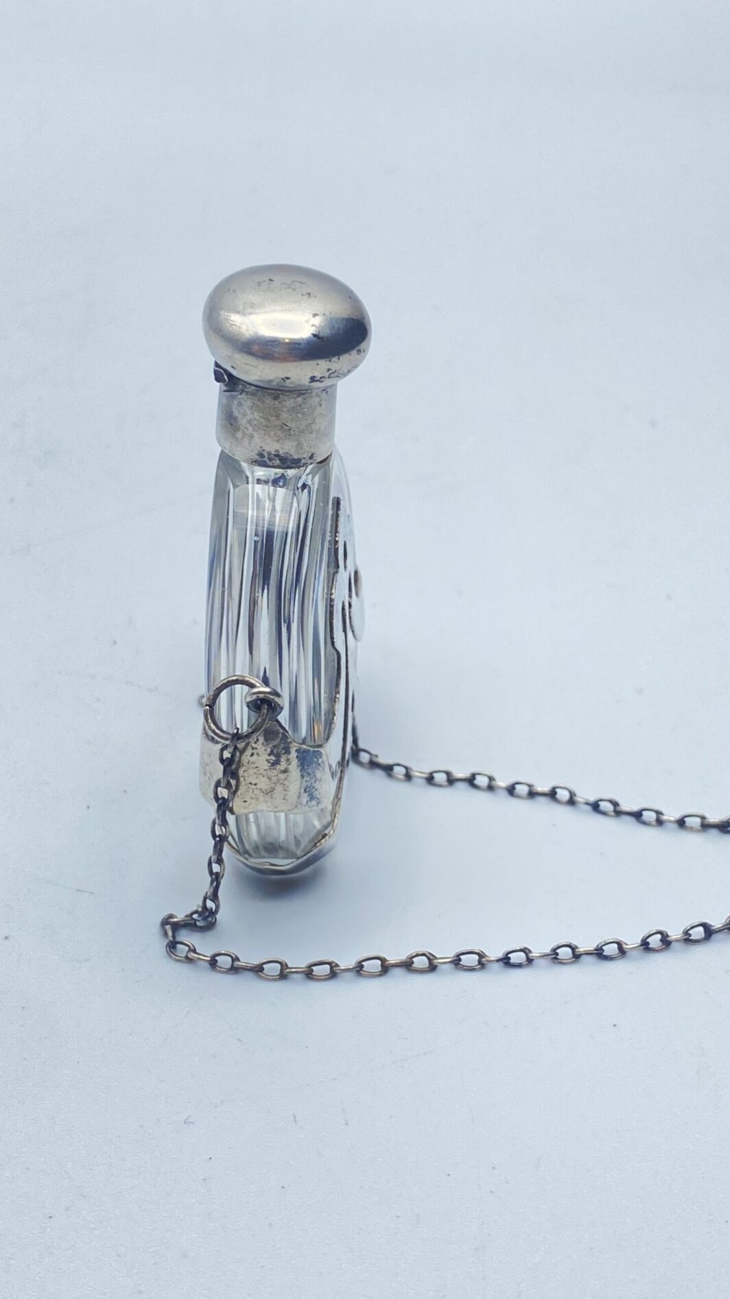 PORTAPROFUMO CON CATENINA, IN ARGENTO E CRISTALLO. ART NOUVEAU, FINE ‘800/PRIMI ‘900 - immagine 2