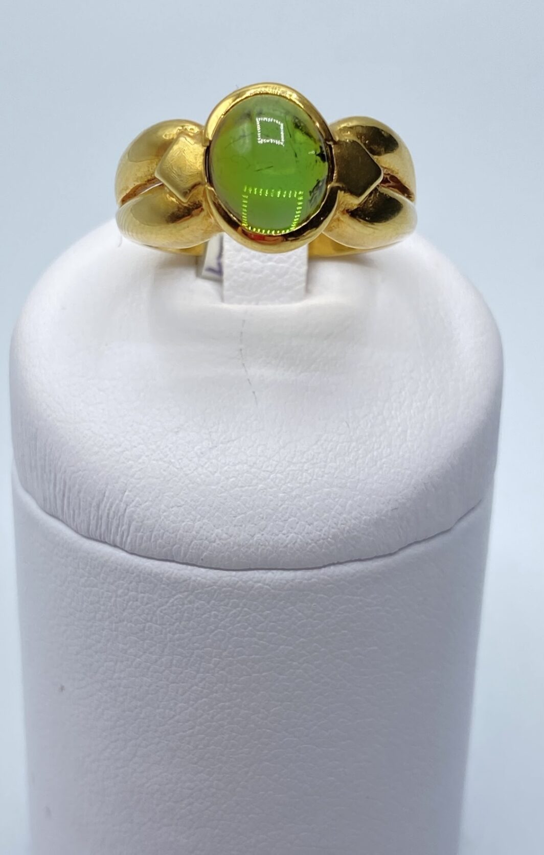 ANELLO VINTAGE IN ORO 18KT CON PERIDOTO CABOCHON. ART DECO