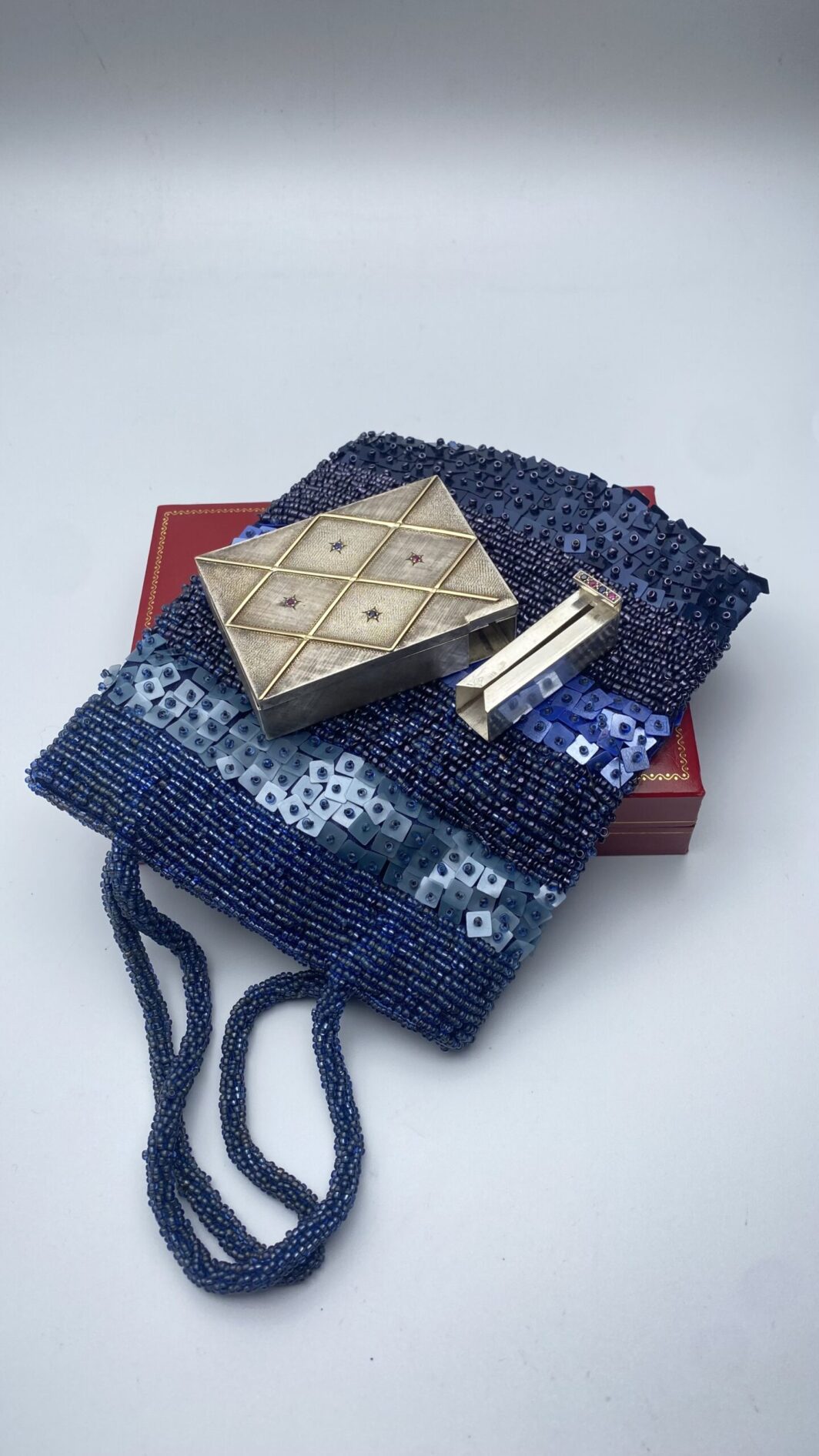 TROUSSE IN ARGENTO 925, ORO 18KT, ZAFFIRI RUBINI E POCHETTE DI PERLINE E STRASS. VINTAGE ANNI ‘50