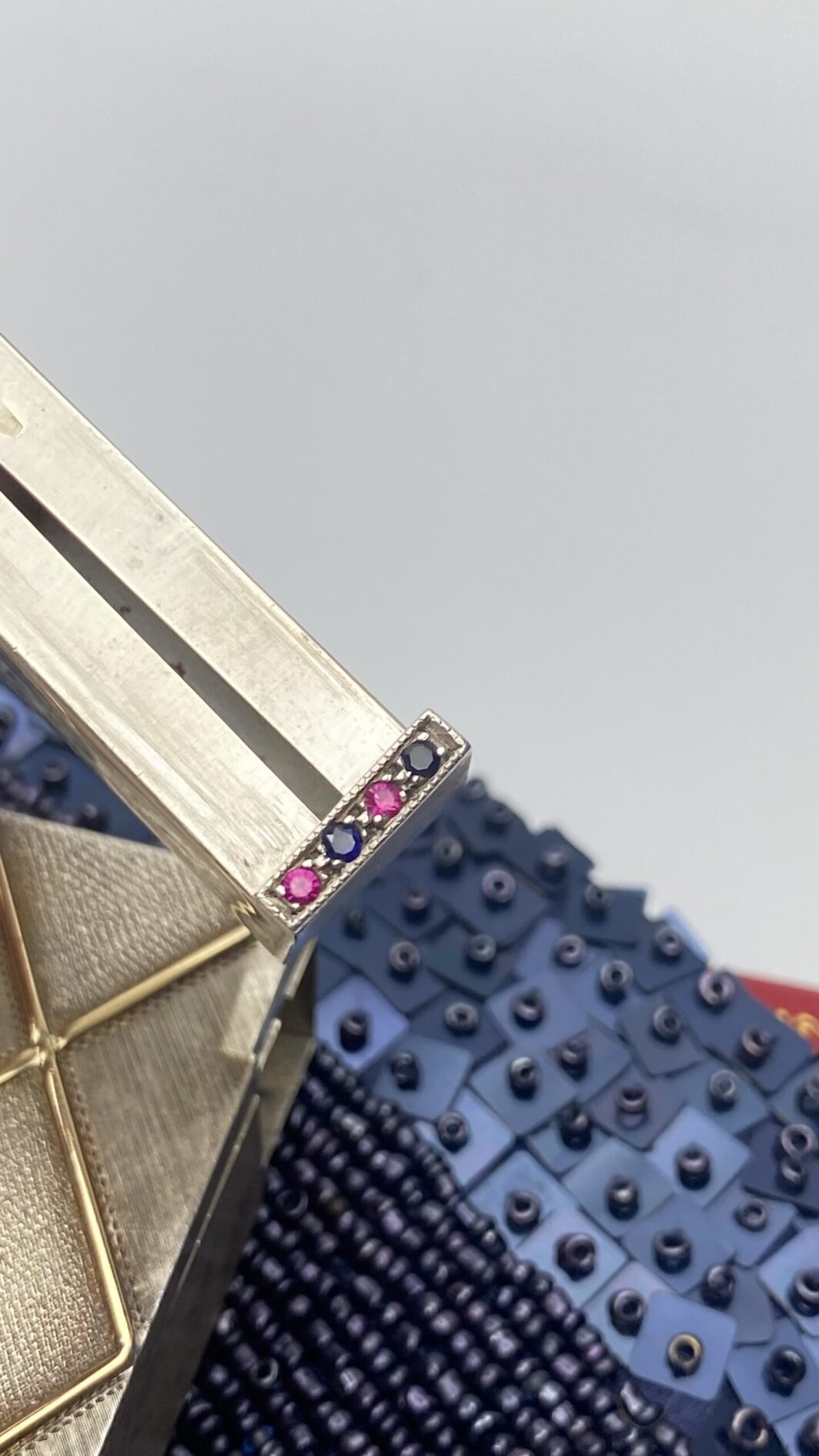 TROUSSE IN ARGENTO 925, ORO 18KT, ZAFFIRI RUBINI E POCHETTE DI PERLINE E STRASS. VINTAGE ANNI ‘50 - immagine 30