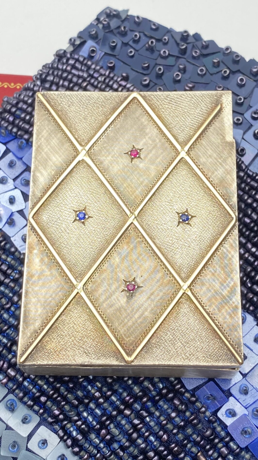 TROUSSE IN ARGENTO 925, ORO 18KT, ZAFFIRI RUBINI E POCHETTE DI PERLINE E STRASS. VINTAGE ANNI ‘50 - immagine 31