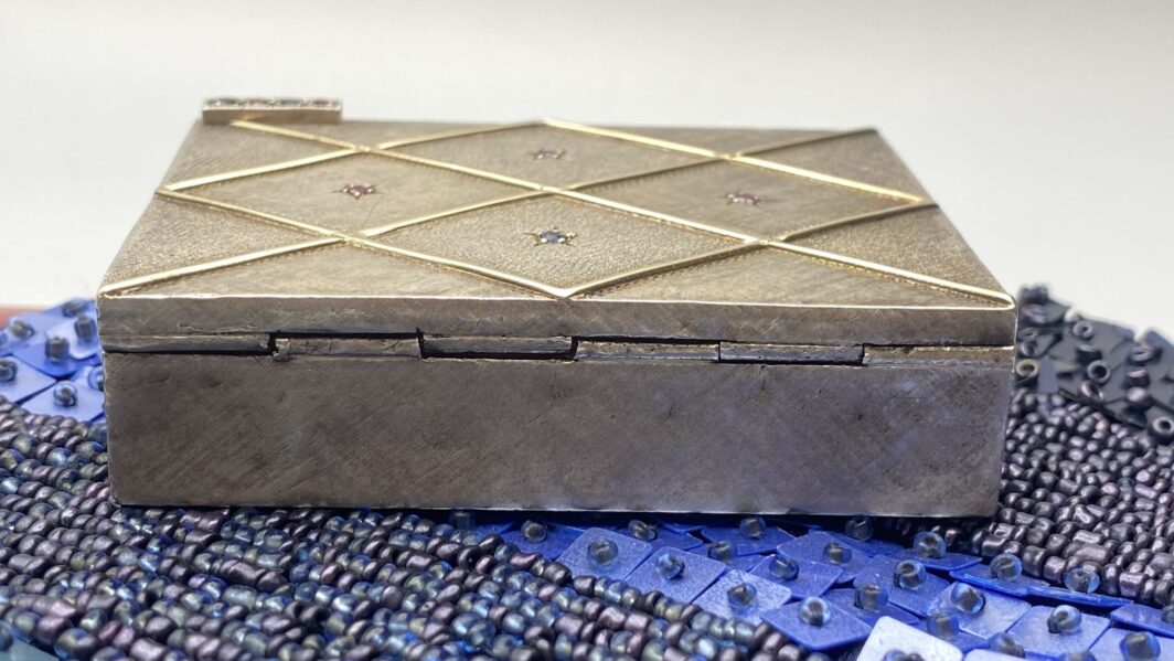 TROUSSE IN ARGENTO 925, ORO 18KT, ZAFFIRI RUBINI E POCHETTE DI PERLINE E STRASS. VINTAGE ANNI ‘50 - immagine 29