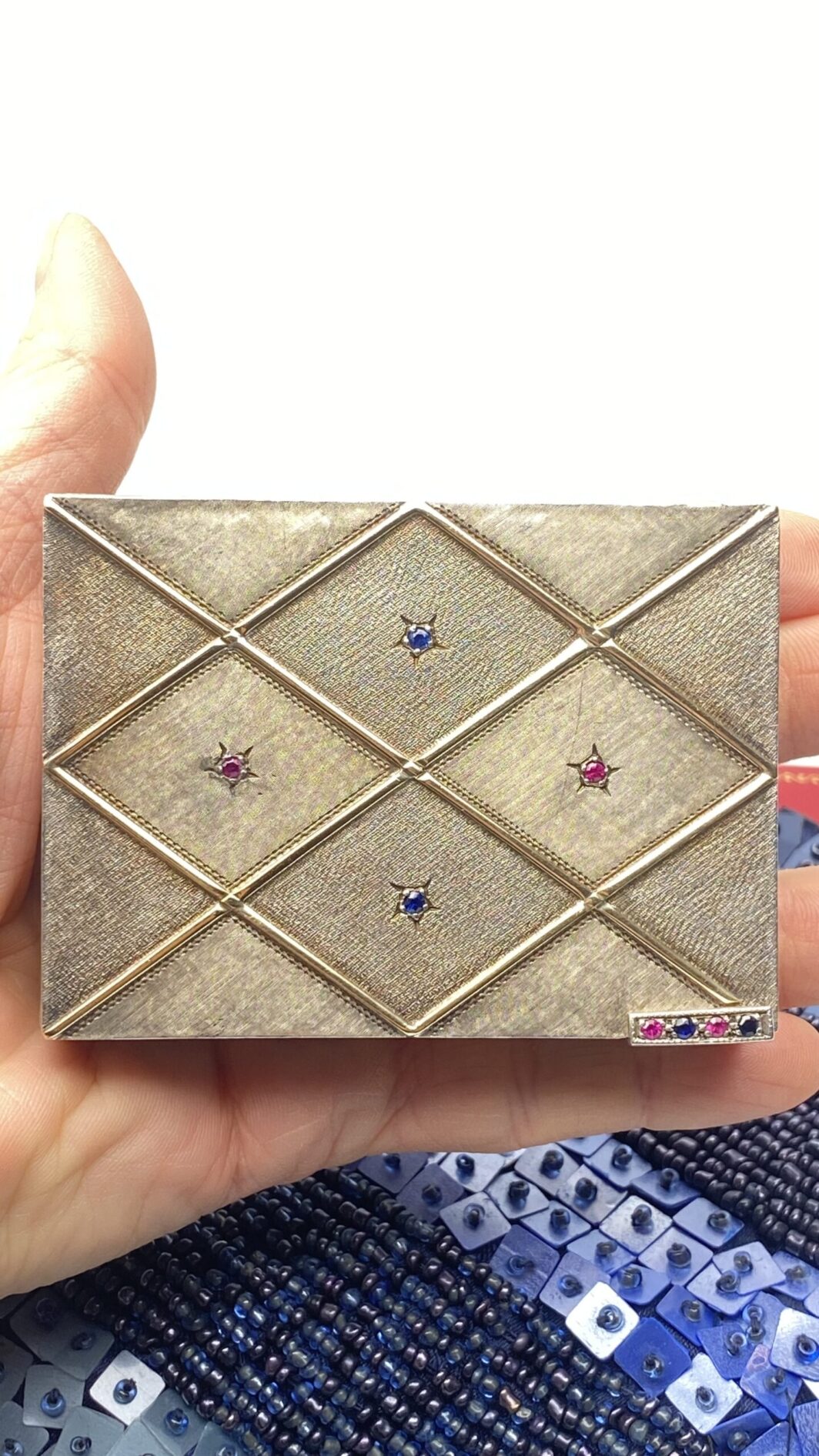 TROUSSE IN ARGENTO 925, ORO 18KT, ZAFFIRI RUBINI E POCHETTE DI PERLINE E STRASS. VINTAGE ANNI ‘50 - immagine 25