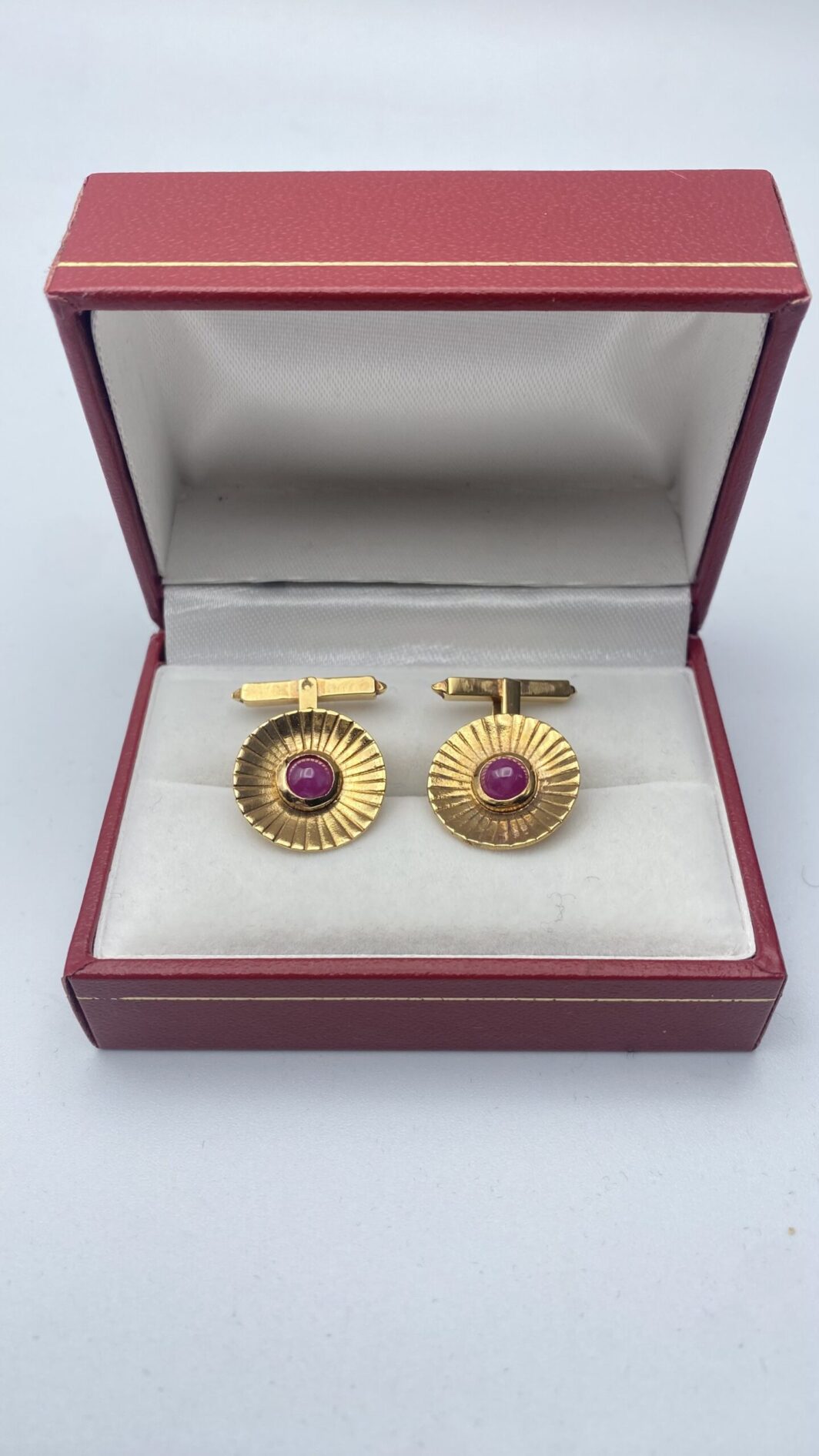 PAIO DI GEMELLI VINTAGE ANNI ‘30, IN ORO 18KT E RUBINI.