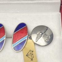 RARO PAIO DI GEMELLI VINTAGE IN METALLO ARGENTATO, SMALTI E STEMMA DELLA RAF - immagine 3