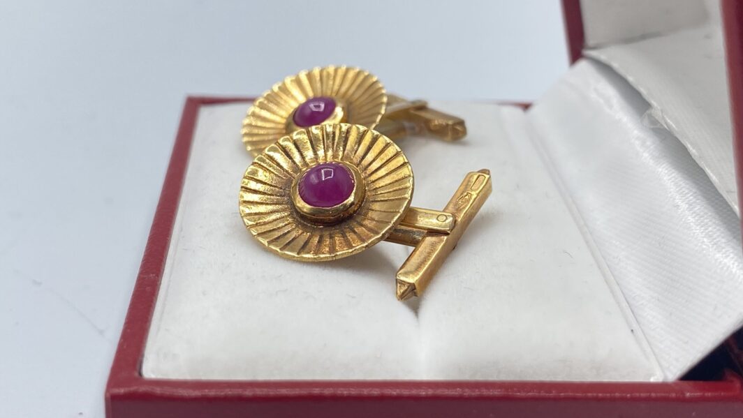 PAIO DI GEMELLI VINTAGE ANNI ‘30, IN ORO 18KT E RUBINI. - immagine 5