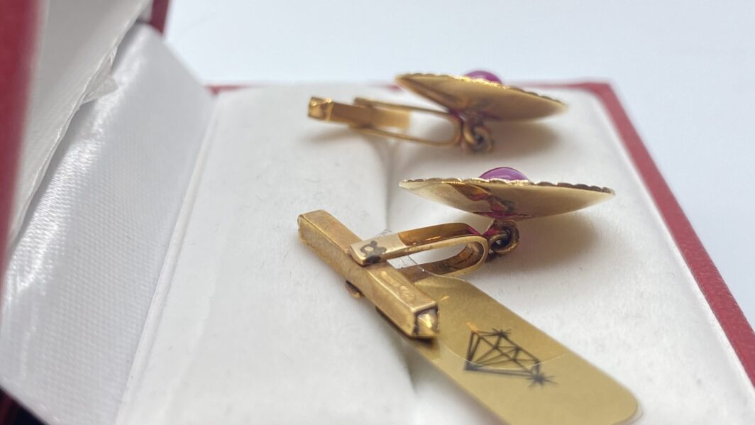 PAIO DI GEMELLI VINTAGE ANNI ‘30, IN ORO 18KT E RUBINI. - immagine 4