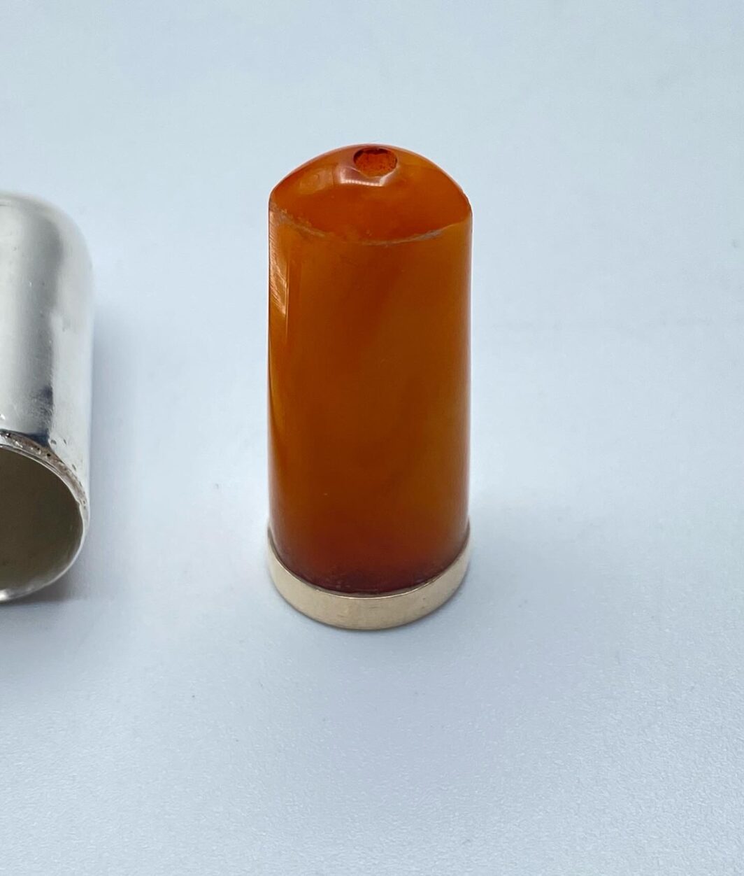 CANNELLO IN AMBRA E ORO BASSO CON CUSTODIA ORIGINALE IN ARGENTO. INGHILTERRA, EPOCA GIORGIO V, 1920ca. - immagine 2