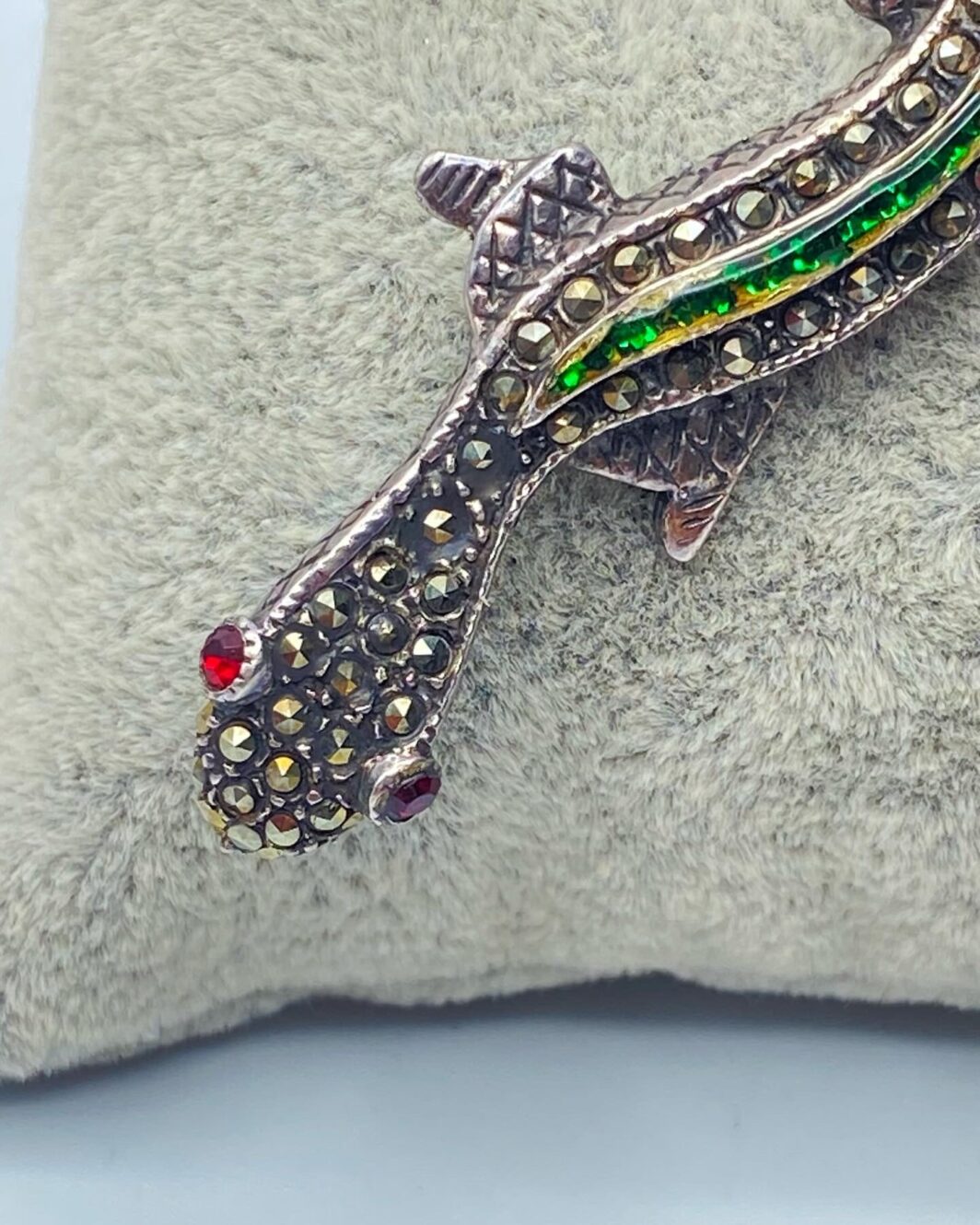 SPILLA VINTAGE IN ARGENTO, CON MARCASSITI E STRASS. ANNI ‘30/‘40 ca. - immagine 3
