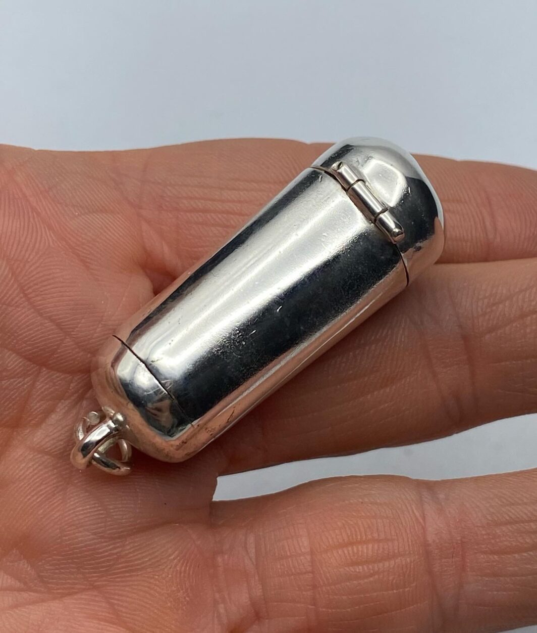 CANNELLO IN AMBRA E ORO BASSO CON CUSTODIA ORIGINALE IN ARGENTO. INGHILTERRA, EPOCA GIORGIO V, 1920ca. - immagine 3