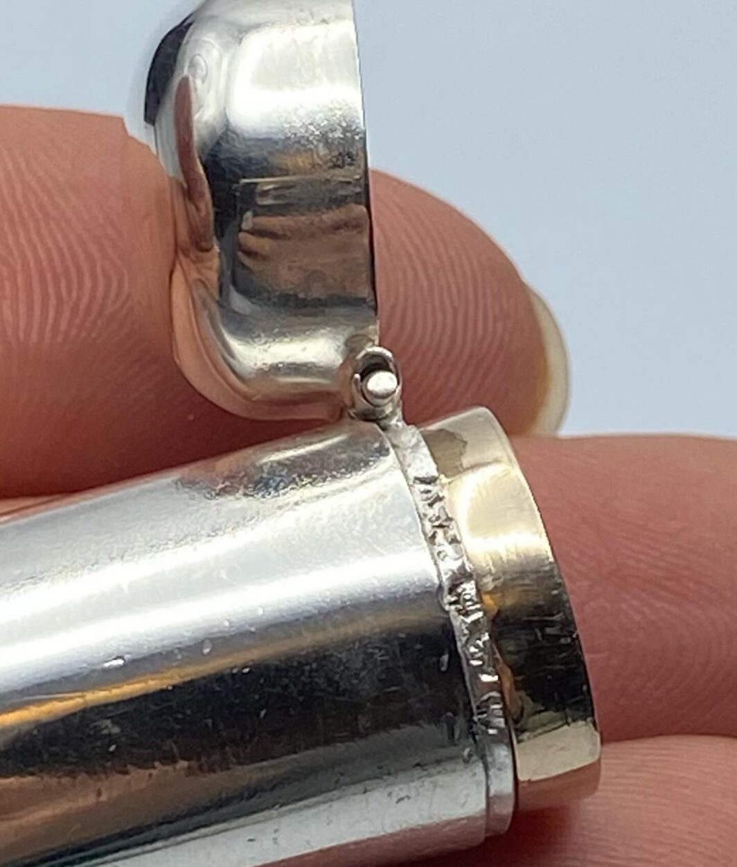 CANNELLO IN AMBRA E ORO BASSO CON CUSTODIA ORIGINALE IN ARGENTO. INGHILTERRA, EPOCA GIORGIO V, 1920ca. - immagine 5
