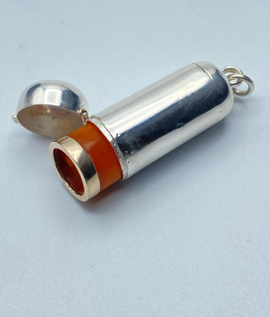 CANNELLO IN AMBRA E ORO BASSO CON CUSTODIA ORIGINALE IN ARGENTO. INGHILTERRA, EPOCA GIORGIO V, 1920ca. - immagine 8