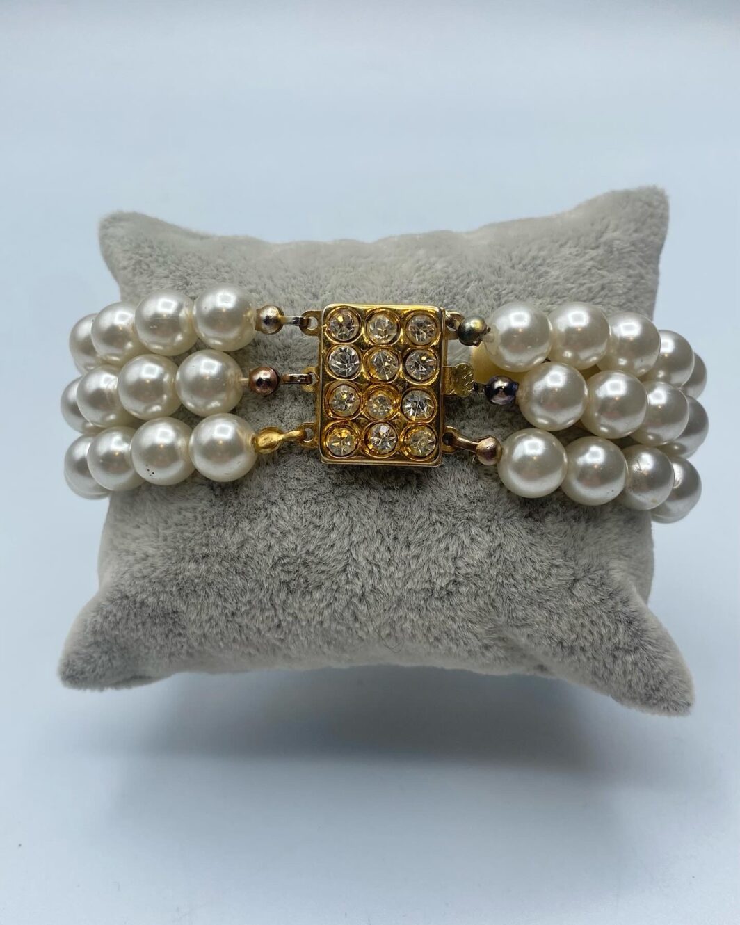 BRACCIALE A TRE FILI DI PERLE, METALLO DORATO E STRASS. BIGIOTTERIA VINTAGE ANNI ‘50. - immagine 2