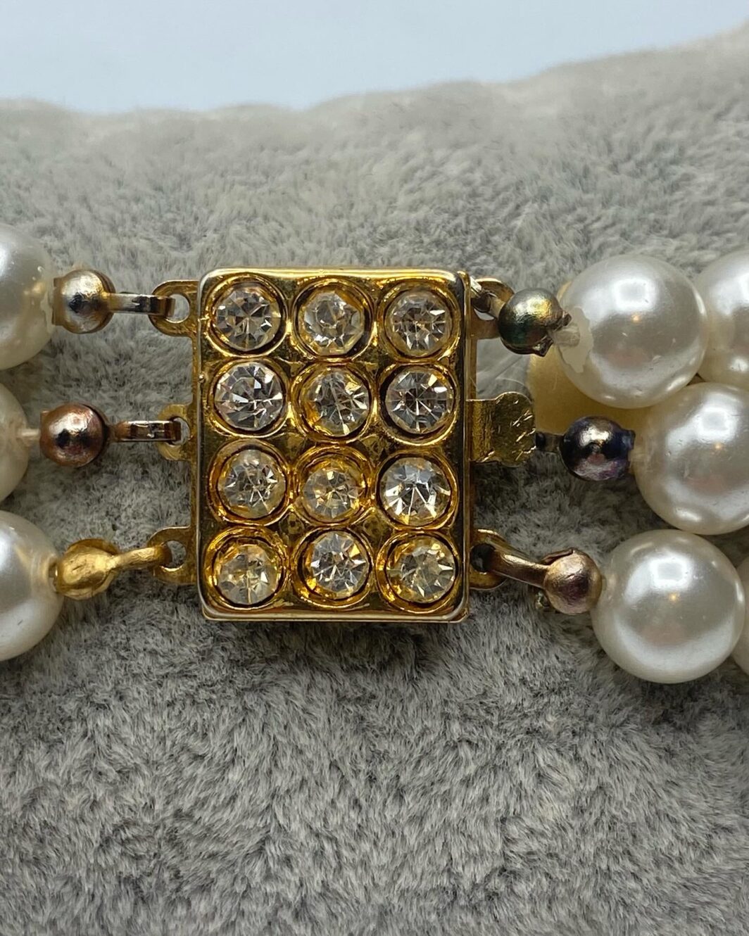 BRACCIALE A TRE FILI DI PERLE, METALLO DORATO E STRASS. BIGIOTTERIA VINTAGE ANNI ‘50. - immagine 3