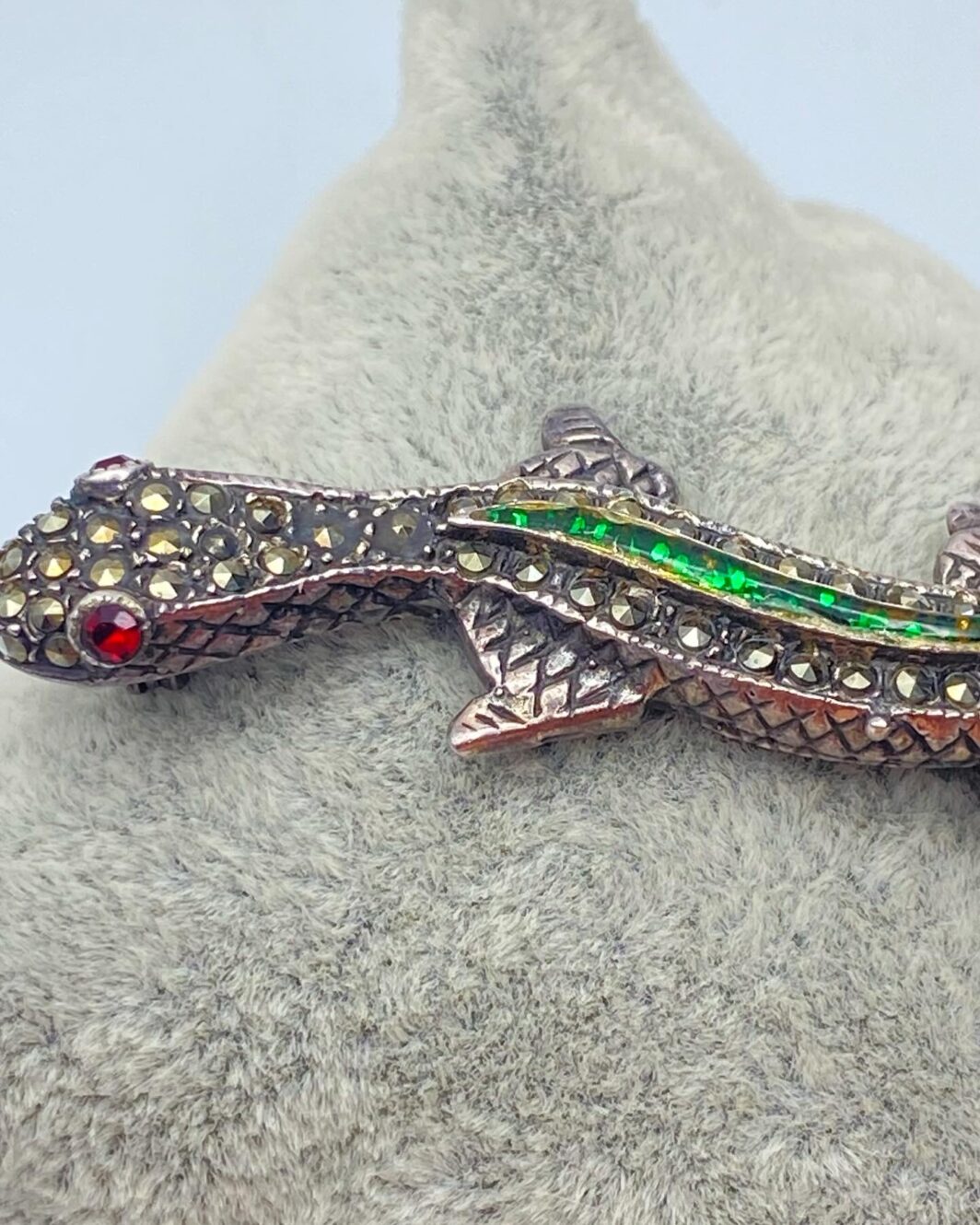 SPILLA VINTAGE IN ARGENTO, CON MARCASSITI E STRASS. ANNI ‘30/‘40 ca. - immagine 4