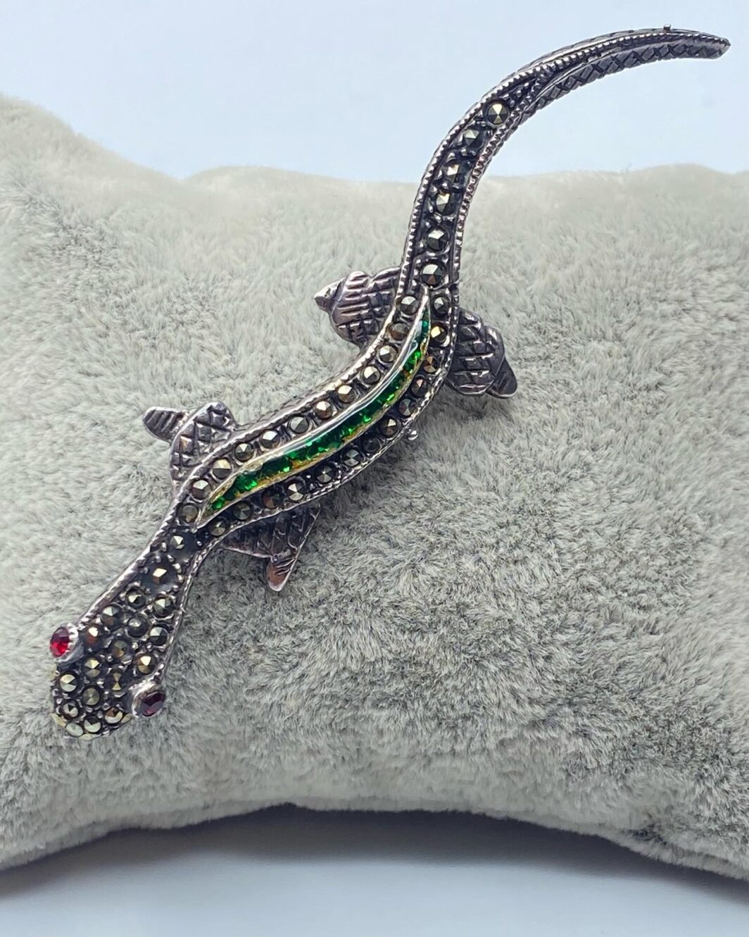 SPILLA VINTAGE IN ARGENTO, CON MARCASSITI E STRASS. ANNI ‘30/‘40 ca.