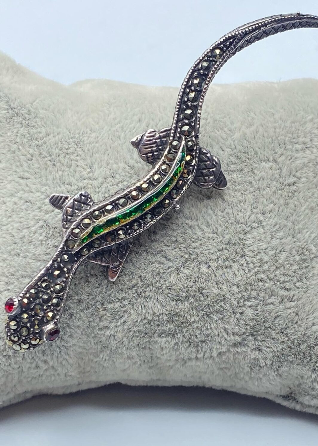 SPILLA VINTAGE IN ARGENTO, CON MARCASSITI E STRASS. ANNI ‘30/‘40 ca.