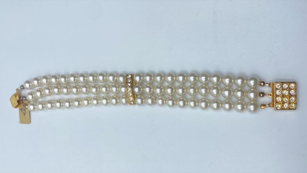 BRACCIALE A TRE FILI DI PERLE, METALLO DORATO E STRASS. BIGIOTTERIA VINTAGE ANNI ‘50. - immagine 8
