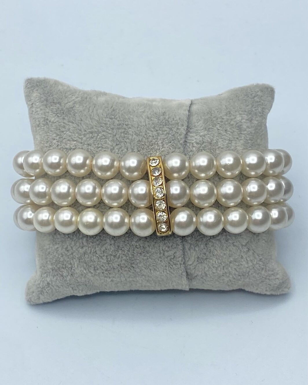 BRACCIALE A TRE FILI DI PERLE, METALLO DORATO E STRASS. BIGIOTTERIA VINTAGE ANNI ‘50. - immagine 5