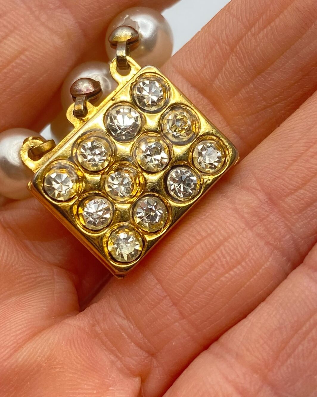 BRACCIALE A TRE FILI DI PERLE, METALLO DORATO E STRASS. BIGIOTTERIA VINTAGE ANNI ‘50. - immagine 9