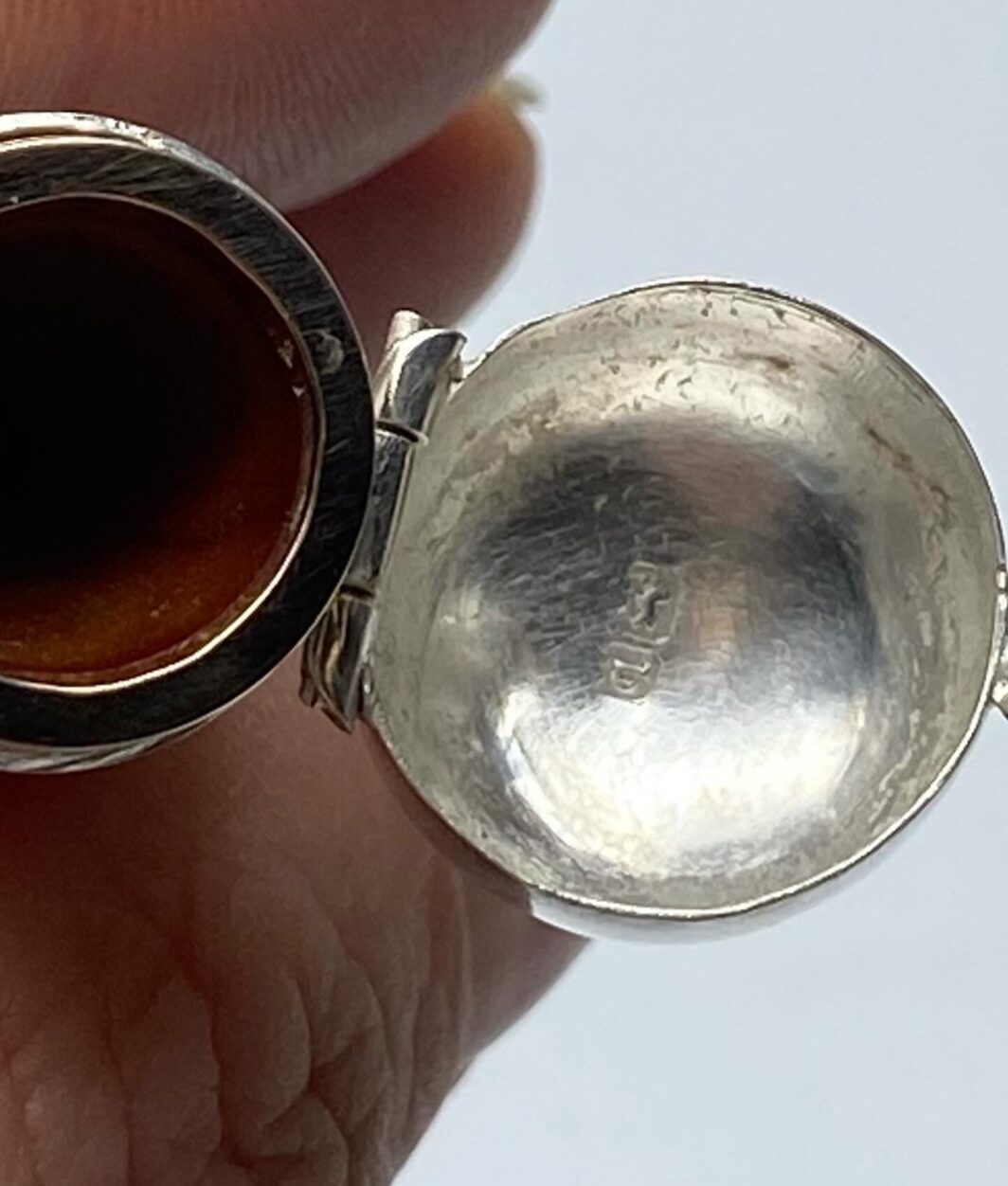 CANNELLO IN AMBRA E ORO BASSO CON CUSTODIA ORIGINALE IN ARGENTO. INGHILTERRA, EPOCA GIORGIO V, 1920ca. - immagine 4