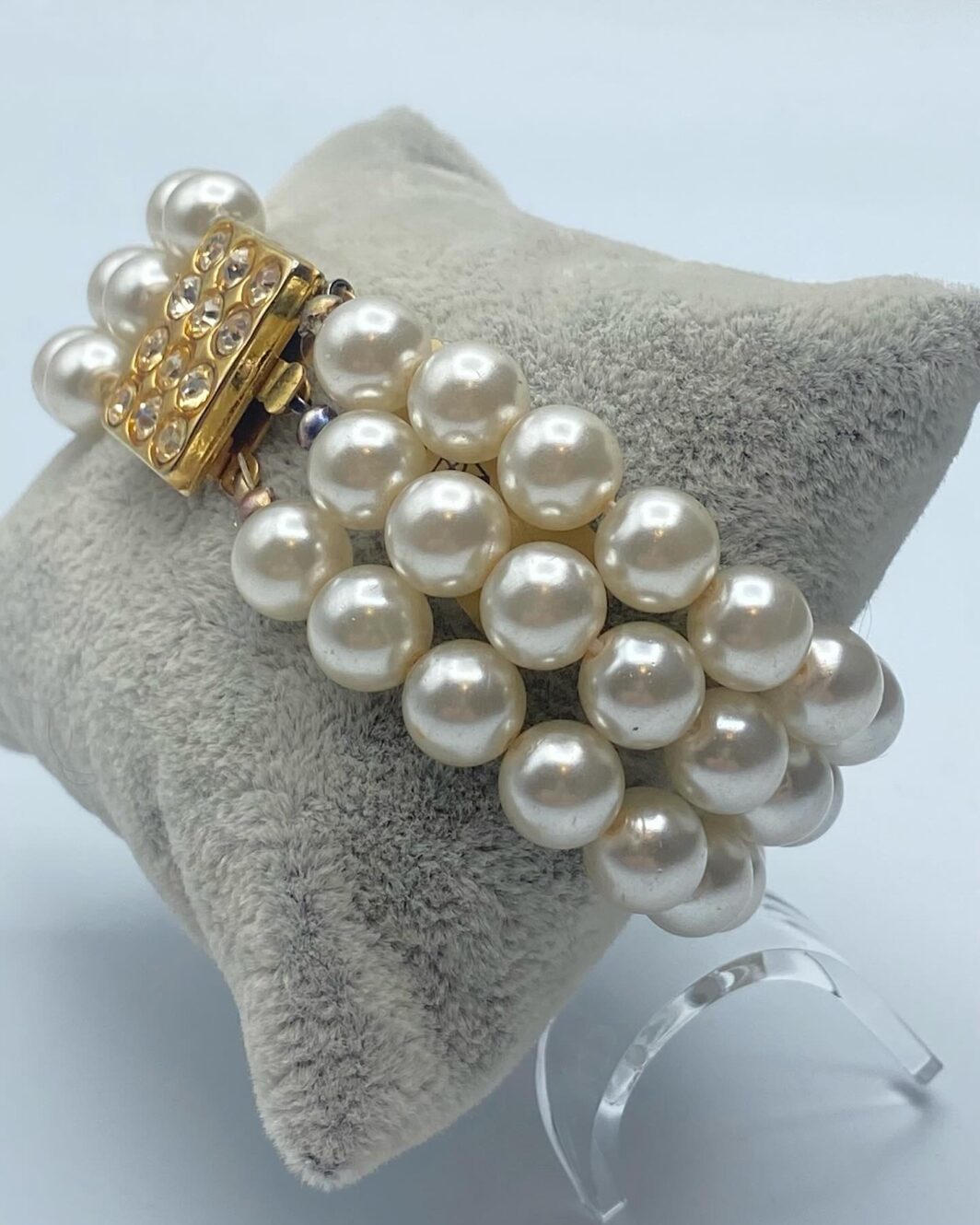 BRACCIALE A TRE FILI DI PERLE, METALLO DORATO E STRASS. BIGIOTTERIA VINTAGE ANNI ‘50.