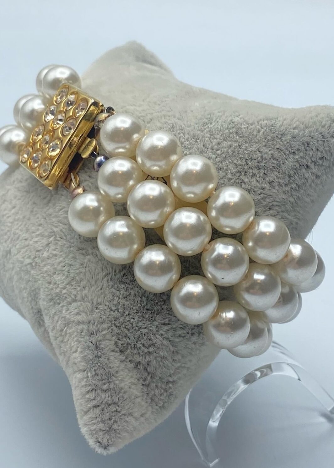BRACCIALE A TRE FILI DI PERLE, METALLO DORATO E STRASS. BIGIOTTERIA VINTAGE ANNI ‘50.