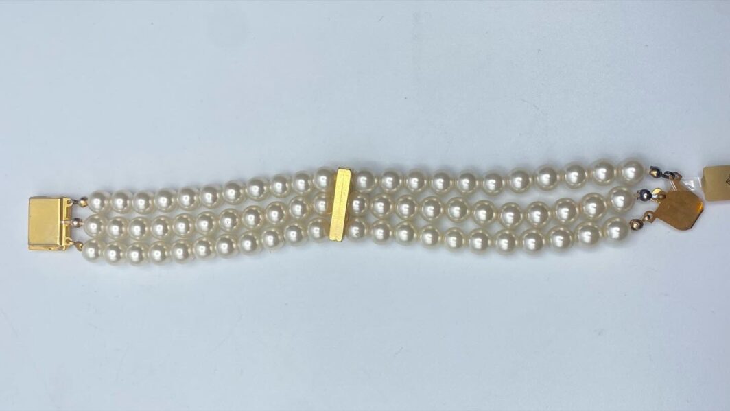 BRACCIALE A TRE FILI DI PERLE, METALLO DORATO E STRASS. BIGIOTTERIA VINTAGE ANNI ‘50. - immagine 7