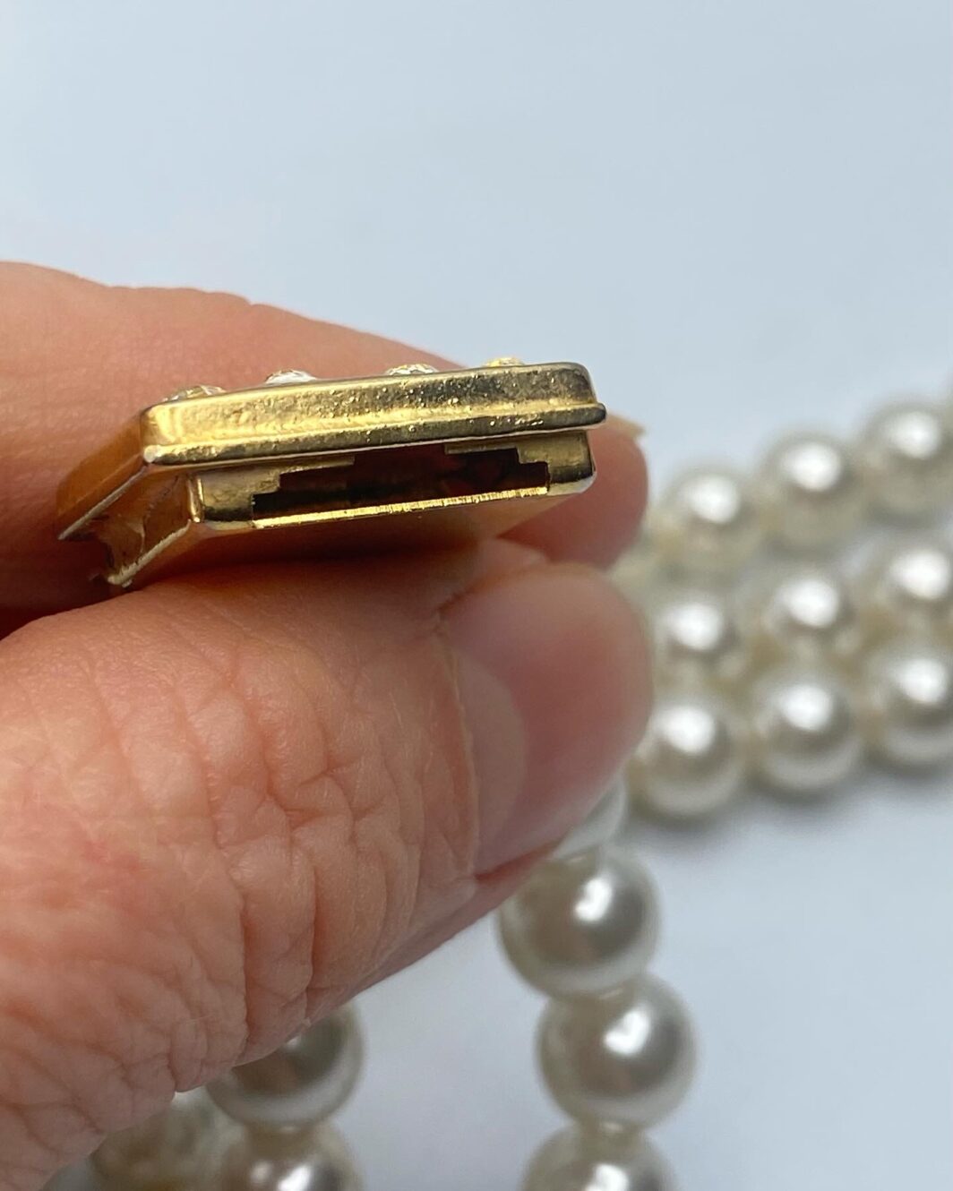 BRACCIALE A TRE FILI DI PERLE, METALLO DORATO E STRASS. BIGIOTTERIA VINTAGE ANNI ‘50. - immagine 11
