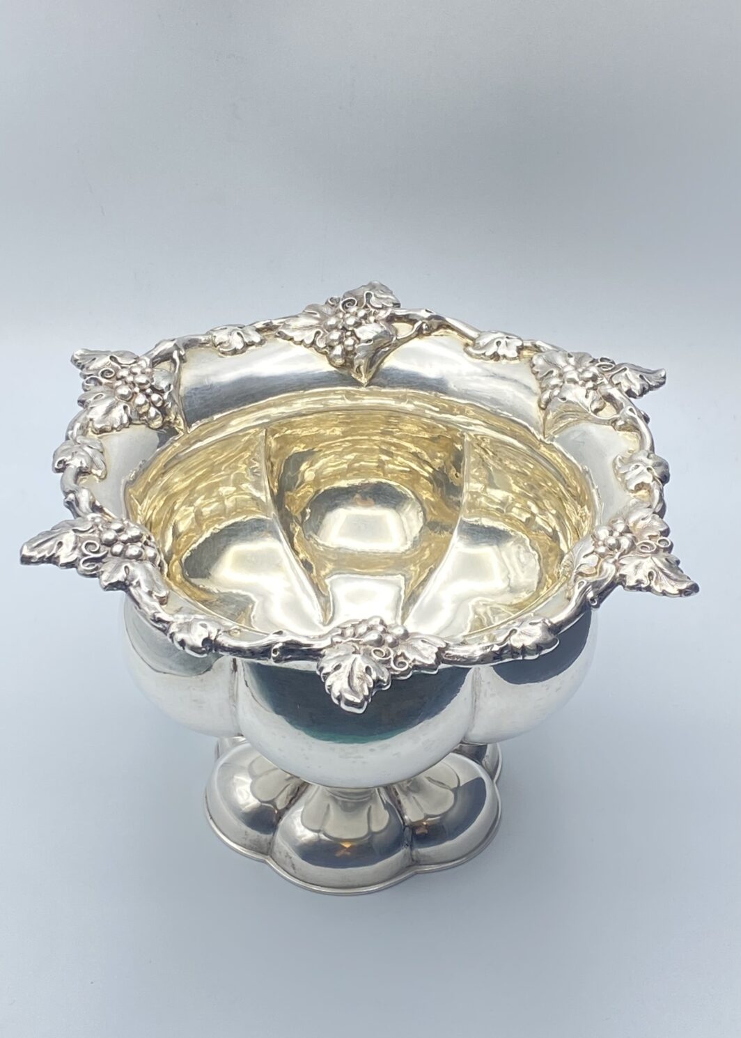 STRAORDINARIA ALZATA CON DECORI BACCANALI IN ARGENTO. PUNZONATA SVEZIA ANNO 1860