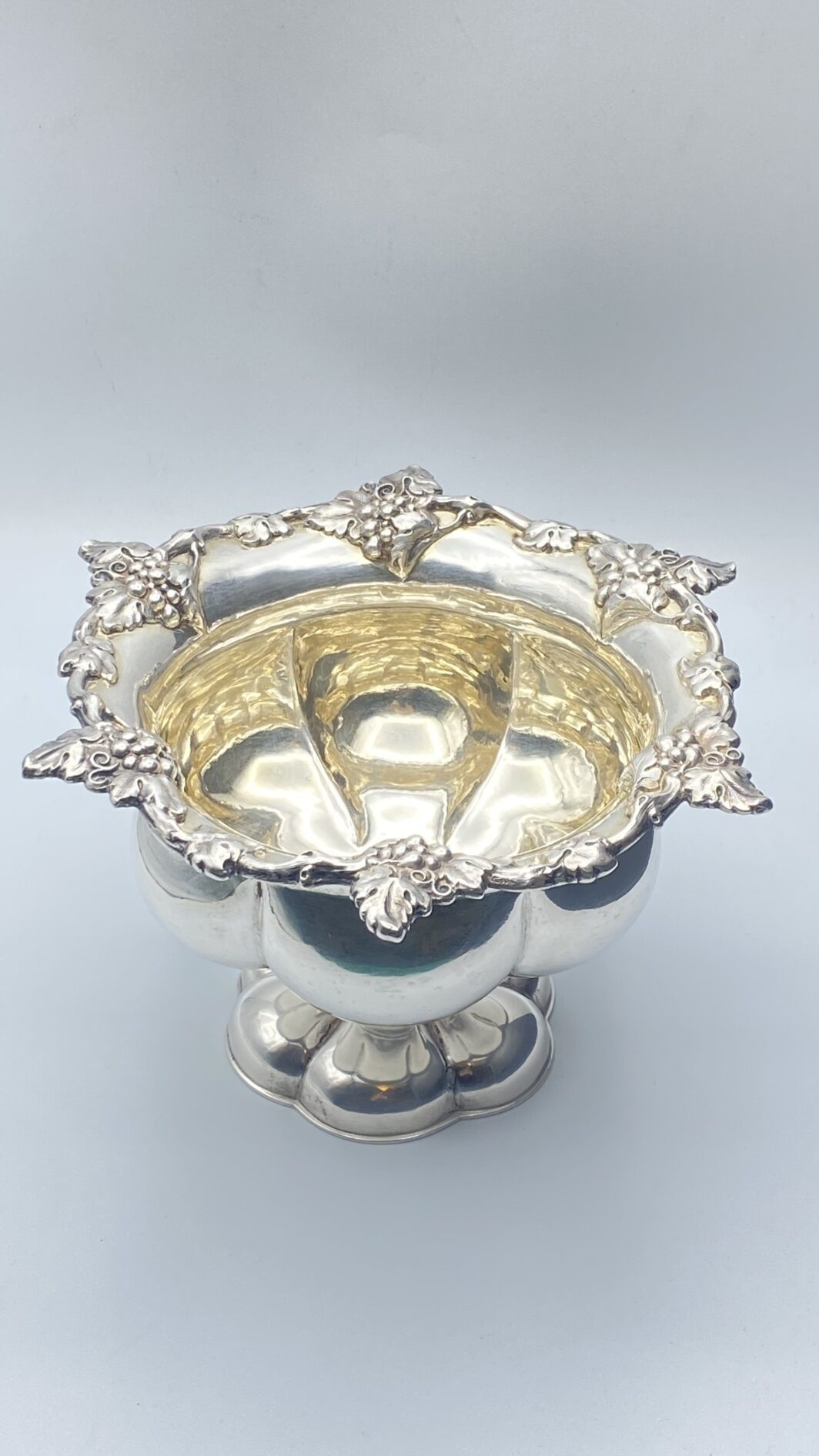 STRAORDINARIA ALZATA CON DECORI BACCANALI IN ARGENTO. PUNZONATA SVEZIA ANNO 1860