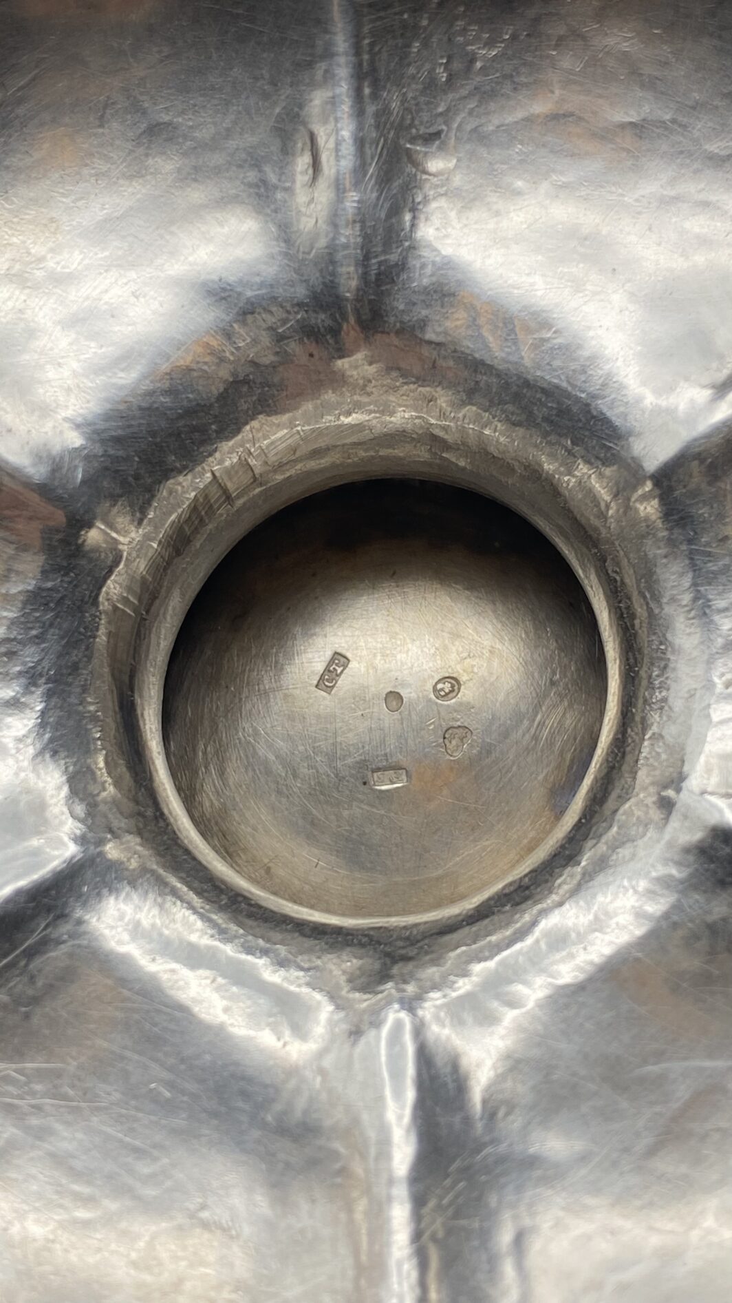 STRAORDINARIA ALZATA CON DECORI BACCANALI IN ARGENTO. PUNZONATA SVEZIA ANNO 1860 - immagine 7