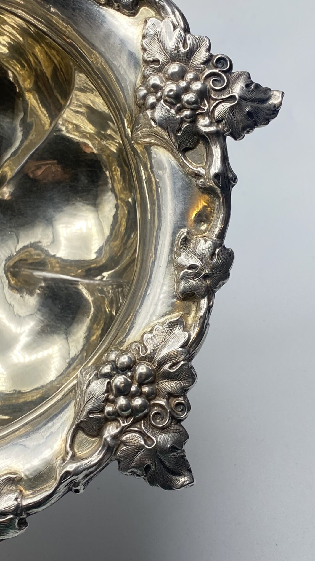 STRAORDINARIA ALZATA CON DECORI BACCANALI IN ARGENTO. PUNZONATA SVEZIA ANNO 1860 - immagine 9