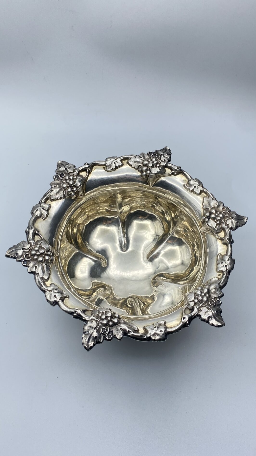 STRAORDINARIA ALZATA CON DECORI BACCANALI IN ARGENTO. PUNZONATA SVEZIA ANNO 1860 - immagine 13