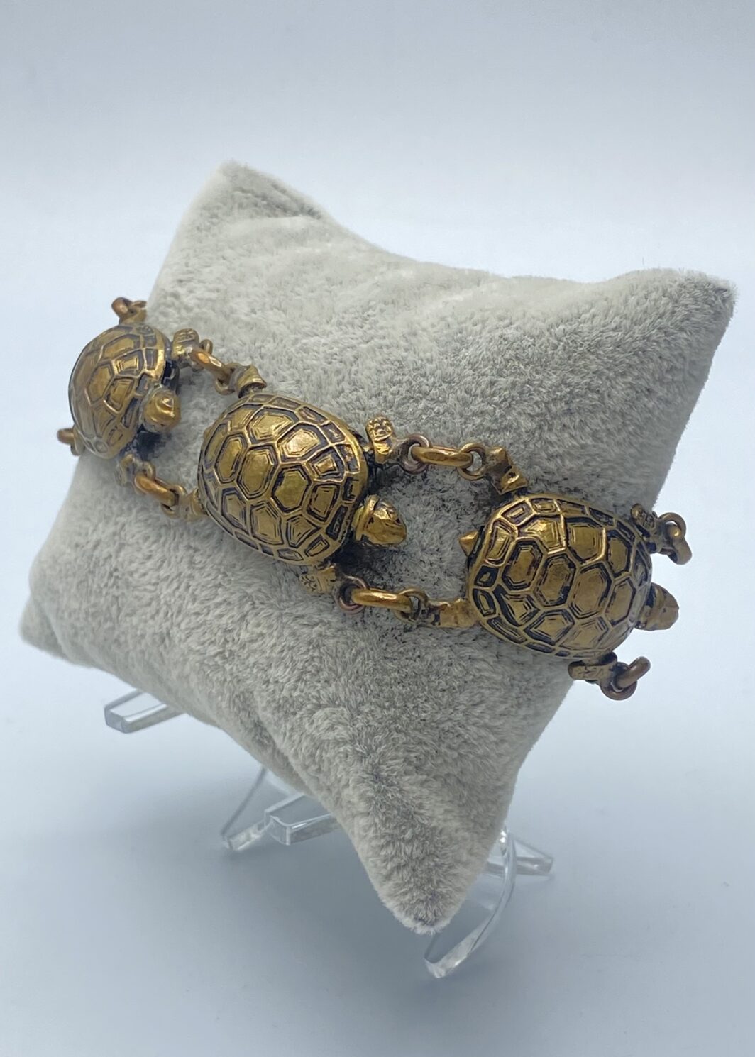 BRACCIALE VINTAGE CON TARTARUGHE, IN METALLO DORATO. ITALIA, PRIMA METÀ DEL XX sec.