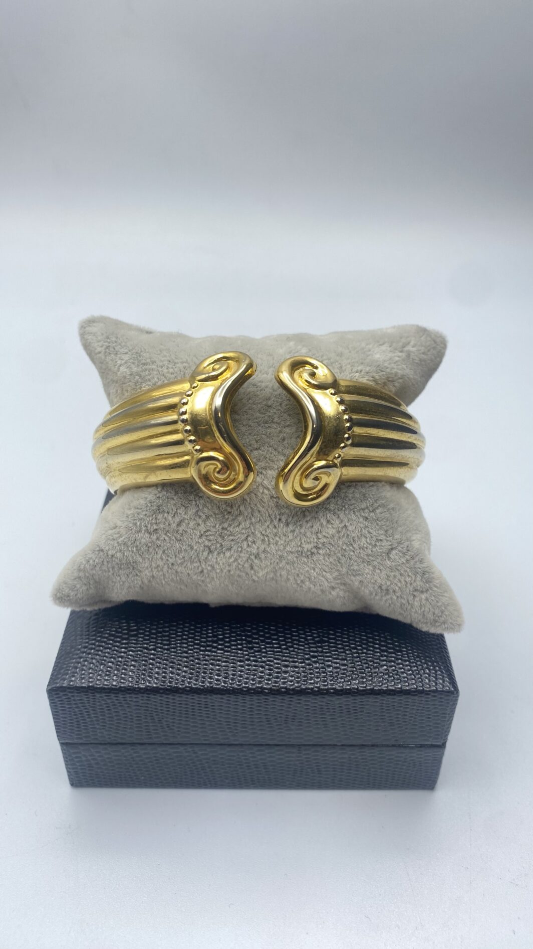 BANGLE IN METALLO DORATO. BIGIOTTERIA VINTAGE ANNI ‘70 - immagine 8