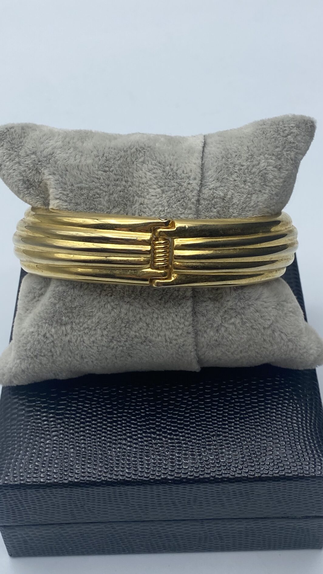 BANGLE IN METALLO DORATO. BIGIOTTERIA VINTAGE ANNI ‘70 - immagine 2