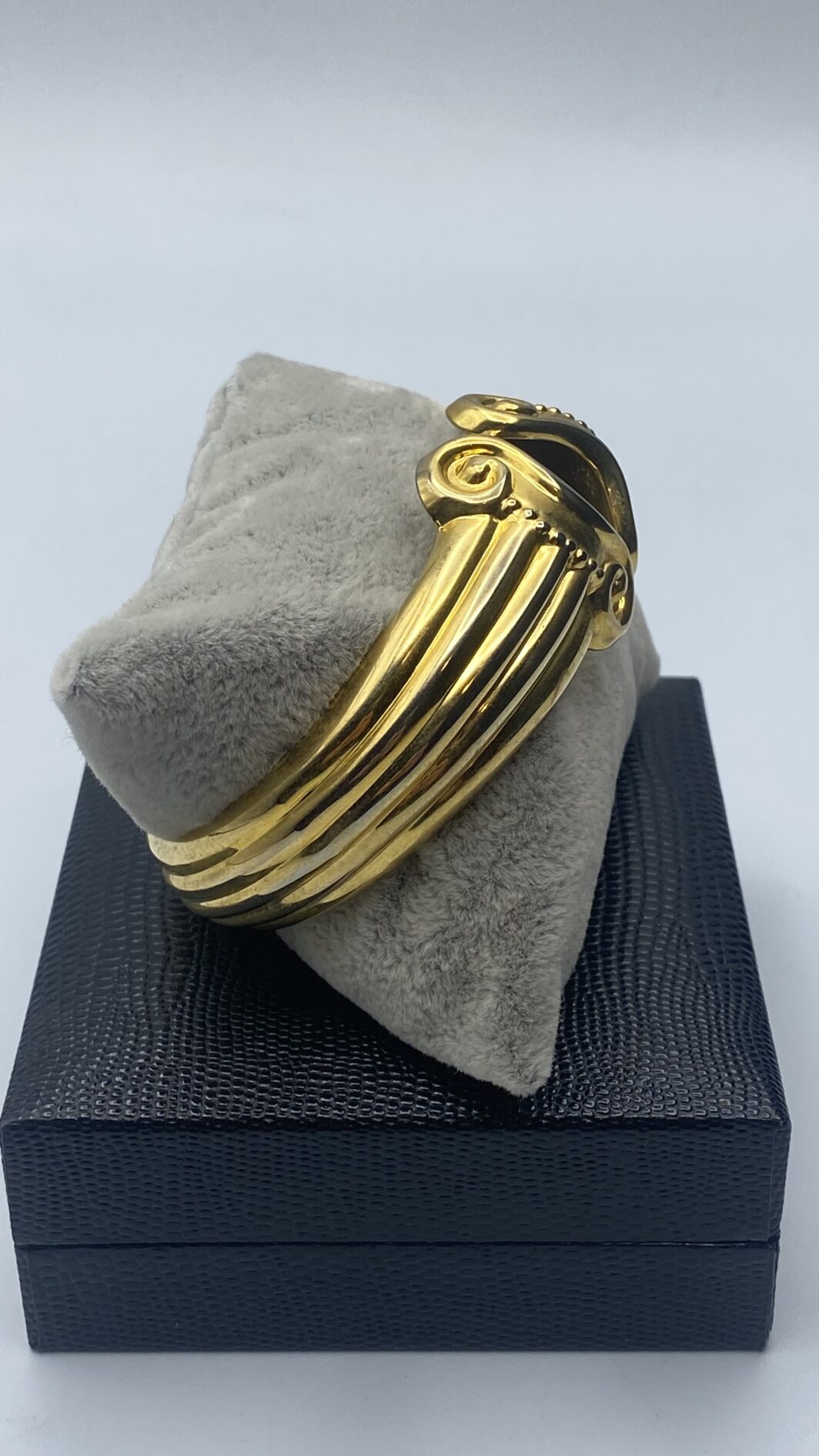 BANGLE IN METALLO DORATO. BIGIOTTERIA VINTAGE ANNI ‘70 - immagine 4