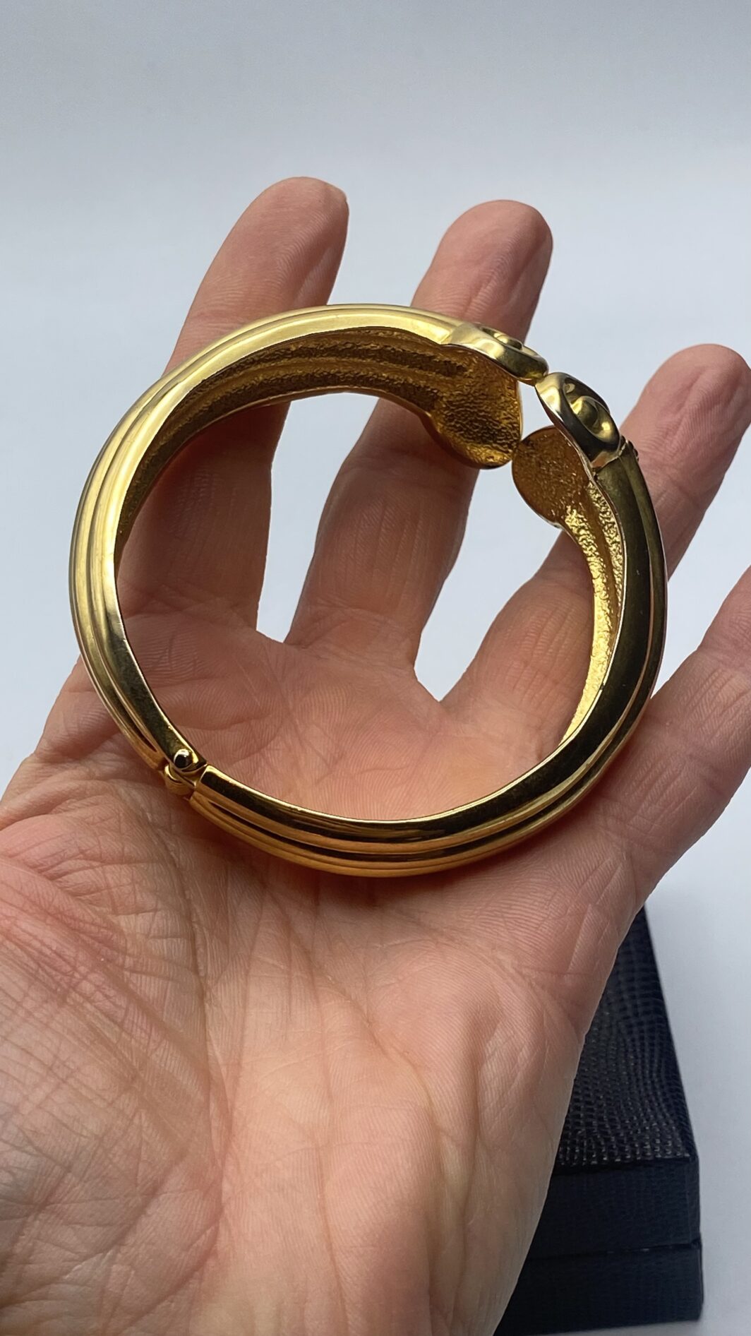 BANGLE IN METALLO DORATO. BIGIOTTERIA VINTAGE ANNI ‘70 - immagine 5