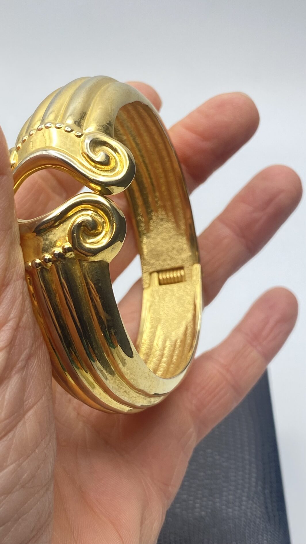 BANGLE IN METALLO DORATO. BIGIOTTERIA VINTAGE ANNI ‘70 - immagine 9