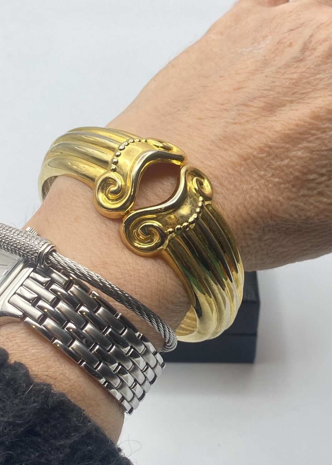 BANGLE IN METALLO DORATO. BIGIOTTERIA VINTAGE ANNI ‘70
