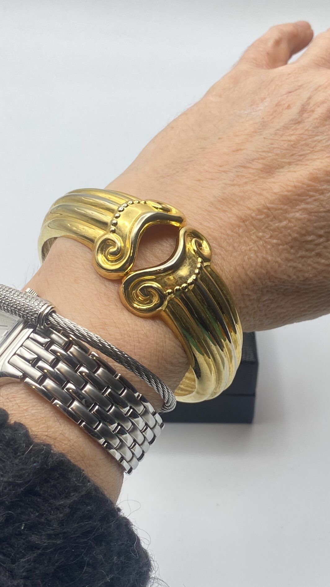 BANGLE IN METALLO DORATO. BIGIOTTERIA VINTAGE ANNI ‘70