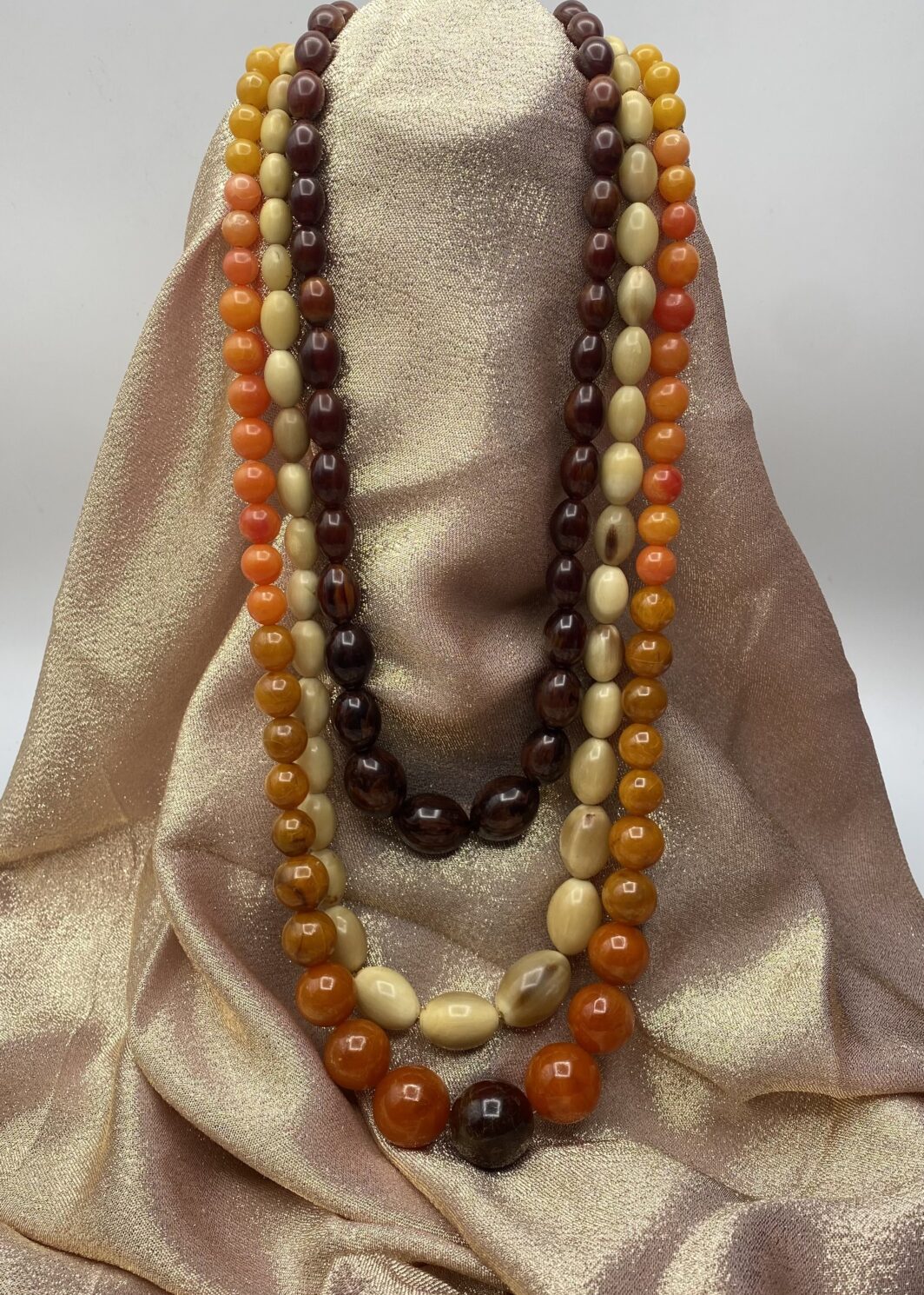 TRIS DI COLLANE VINTAGE IN BACHELITE CON COLORI A PENDANT. ANNI’40